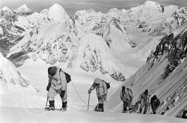 △1960年5月，中國登山隊(duì)隊(duì)員在海拔7150米的冰雪坡上行進(jìn)。