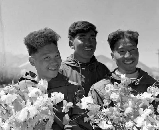 △1960年5月25日凌晨4點(diǎn)20分，中國登山隊(duì)隊(duì)員成功登上珠穆朗瑪峰。（右起）王富洲、貢布（藏族）和屈銀華。